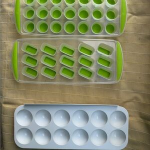 Ice Maker Trays/ Green and White Silicone Ice Cube Maker& Bakeware Set